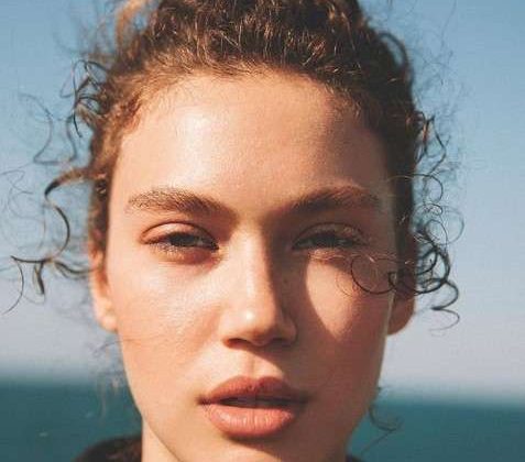 Melisa Şenolsun Kimdir?