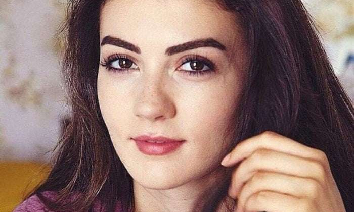 Burcu Özberk Kimdir?