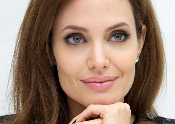 Angelina Jolie Kimdir?